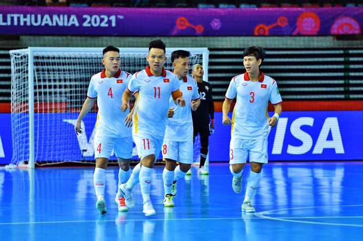 Sau trận thắng quan trọng trước đội tuyển futsal Panama qua đó thắp lên hy vọng cạnh tranh suất vé đi tiếp vào vòng 1/8, đội tuyển Việt Nam được Liên đoàn bóng đá Việt Nam (VFF) "thưởng nóng" 500 triệu đồng. Ảnh: VFF