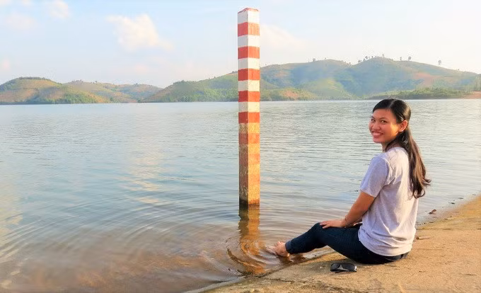 Hồ thủy điện Plei Krông ở gần Đăk Hà có nước trong lành, bao quanh là đồi núi, khung cảnh yên bình mang lại cảm giác thư thái, nhẹ nhàng cho du khách. Ảnh: Hằng Võ