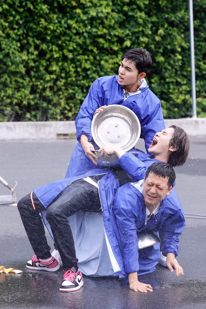 Ca sĩ Jack (giữa) tại Running Man Vietnam mùa 2 (Ảnh: BTC).