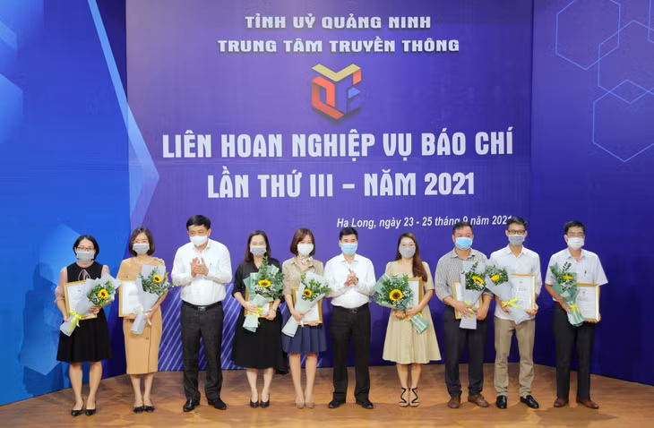 Ban Tổ chức trao giải Vàng cho các tác giả, nhóm tác giả tham gia Liên hoan.