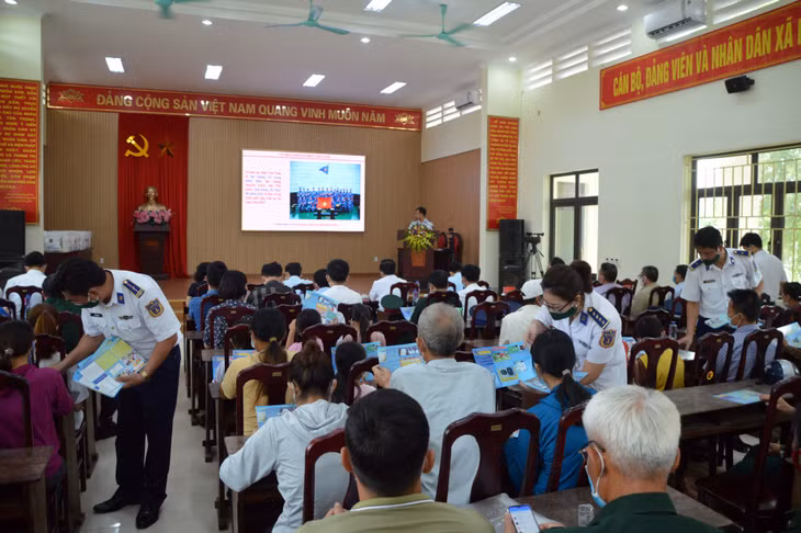 BTL Vùng Cảnh sát biển 1 tuyên truyền Luật Cảnh sát biển Việt Nam cho bà con nhân dân xã Liên Hòa, TX Quảng Yên.