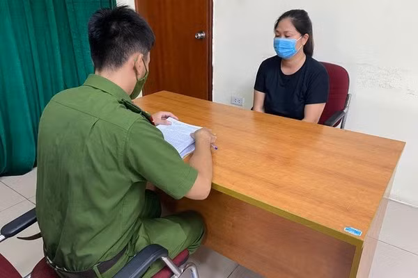 Nguyễn Thị Lợi tại cơ quan công an Khởi tố người phụ nữ uống rượu, tấn công cảnh sát trực chốt ở Hà Nội