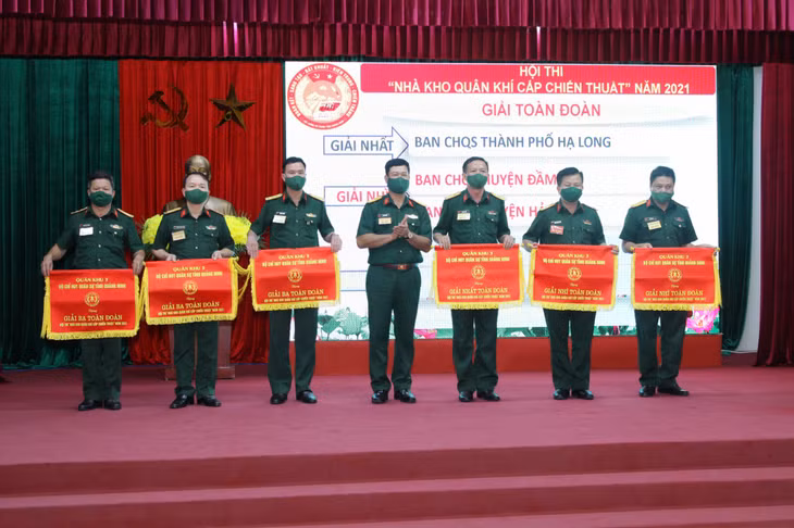 Đại tá Lê Văn Long, Ủy viên BTV Tỉnh ủy, Chỉ huy trưởng Bộ CHQS tỉnh, trao giải Nhất, Nhì, Ba toàn đoàn cho các đơn vị đoạt giải
