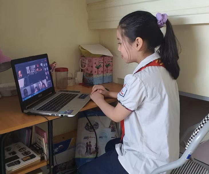 Bảo vệ mắt của con khi học online Trẻ em phải học tập trực tuyến, làm tăng đột biến thời lượng mắt phải tiếp xúc với các thiết bị điện tử dẫn đến rất nhiều hệ lụy cho mắt.