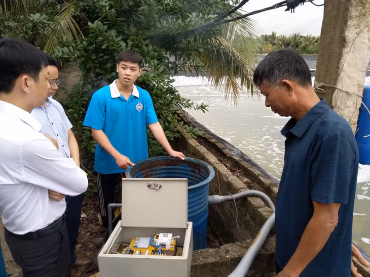 Nguyễn Tuấn Linh (học sinh Trường THPT Bạch Đằng, TX Quảng Yên) giới thiệu với BGK Cuộc thi Sáng tạo TTN, NĐ tỉnh về sáng chế "Máy hút bọt làm sạch mặt nước ao nuôi tôm".