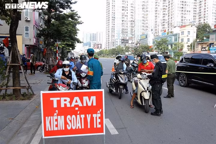 Các chốt trực loại 1 tại "vùng đỏ" của Thủ đô sẽ kiểm soát chặt chẽ tất cả phương tiện, người dân ra vào.