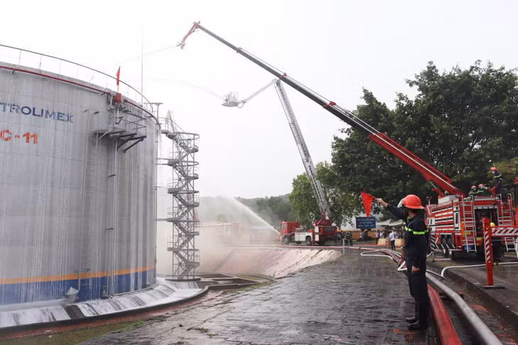 Nhanh chóng phun nước, bọt...dập tắt đám cháy.