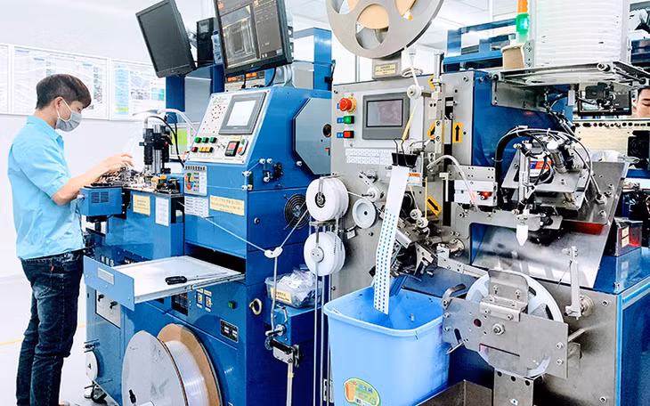 Trong tình hình dịch bệnh phức tạp, Công ty TNHH điện tử Chilisin Việt Nam tại Khu công nghiệp VSIP Hải Phòng vẫn duy trì sản xuất. Ảnh: NGÔ QUANG DŨNG