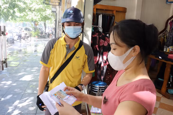 Người dân phường Hồng Gai (TP Hạ Long) được Bưu điện tỉnh chuyển trả CCCD gắn chíp, tháng 9/2021.
