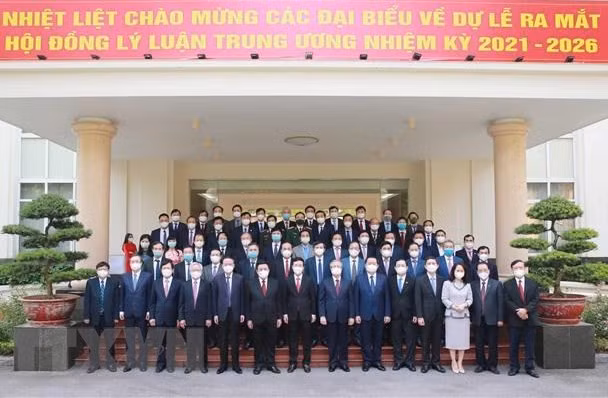 Thành viên Hội đồng Lý luận Trung ương nhiệm kỳ mới gồm 50 đồng chí, do Ủy viên Bộ Chính trị, Giám đốc Học viện Chính trị Quốc gia Hồ Chí Minh Nguyễn Xuân Thắng làm Chủ tịch Hội đồng. Thành viên Hội đồng Lý luận Trung ương nhiệm kỳ mới gồm 50 đồng chí, do Ủy viên Bộ Chính trị, Giám đốc Học viện Chính trị Quốc gia Hồ Chí Minh Nguyễn Xuân Thắng làm Chủ tịch Hội đồng.