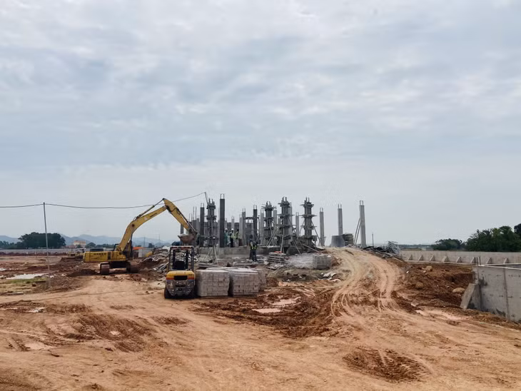 Việc đắp đất nền của TBA 220kV hiện cũng bị chậm so với tiến độ đặt ra. (Ảnh chụp tháng 5/2021)