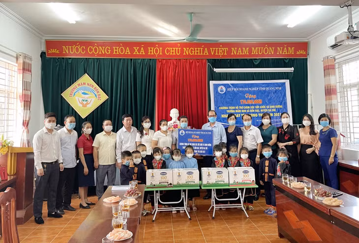 Lãnh đạo Hiệp hội Doanh nghiệp tỉnh trao tặng sữa cho học sinh Trường Mầm non Đồn Đạc, xã Đồn Đạc, huyện Ba Chẽ.
