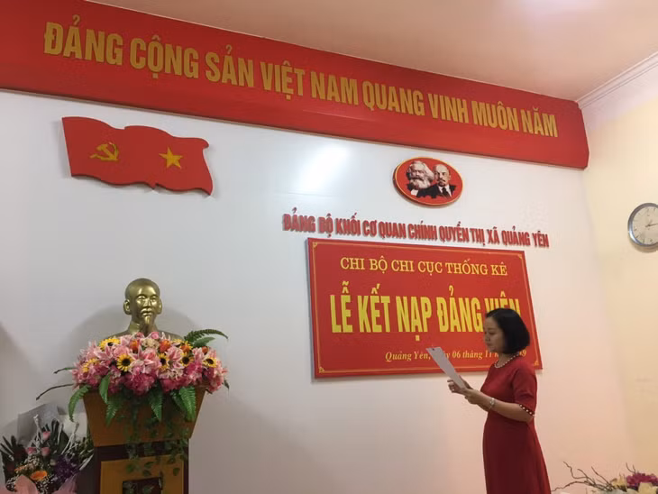 Đảng viên trẻ đọc lời tuyên thệ trước Đảng kỳ.