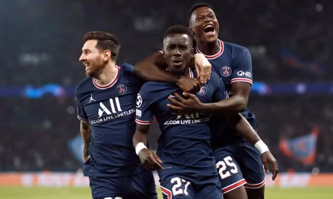 Gana Gueye (giữa) mừng bàn đầu tiên ở Champions League. Ảnh: Reuters