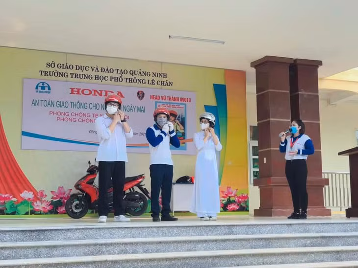 Tuyên truyền ATGT tại Trường THPT Lê Chân (TX Đông Triều).