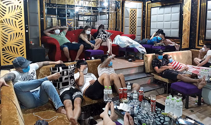 Các đối tượng nam nữ tụ tập trong một phòng hát của quán karaoke Luxury.