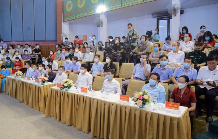 Các đại biểu dự lễ bế mạc và trao giải trực tiếp tại trường quay S6, cơ sở 2, Trung tâm Truyền thông tỉnh Quảng Ninh.