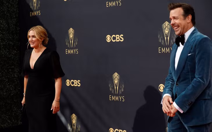 Kate Winslet và Jason Sudeikis trước lễ trao giải. (Ảnh: Reuters)
