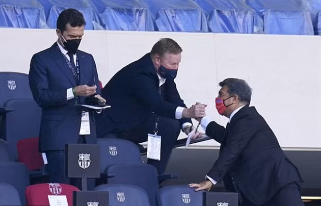 Koeman bật Laporta trước truyền thông.