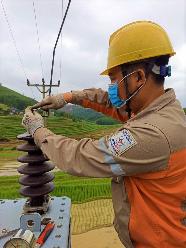 Công nhân Điện lực Tiên Yên kiểm tra, xử lý các điểm khiếm khuyết trên trạm biến áp.