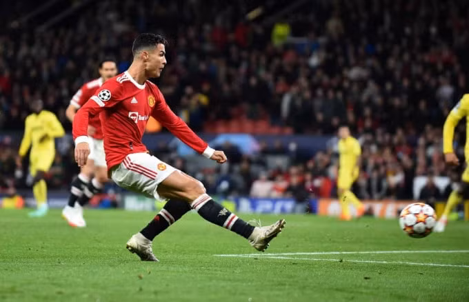Ronaldo đệm bóng cận thành ghi bàn ấn định tỷ số 2-1. Ảnh: EPA