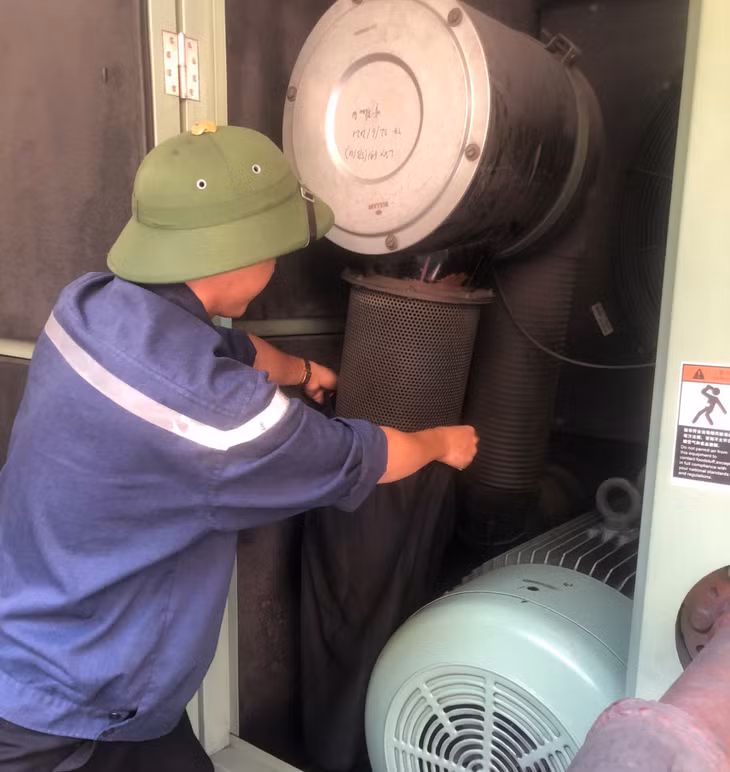 Công nhân Phân xưởng Cơ điện khu vực Tân Lập vận hành tháo màng lọc bụi thô phía trước lõi lọc không khí của máy nén khí LS-160.