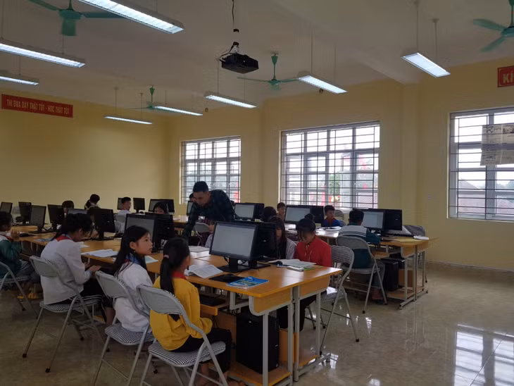 Học sinh Trường PTDT bán trú THCS Quảng Sơn (huyện Hải Hà) được học tập trong môi trường hiện đại hơn nhờ nguồn lực đầu tư của Nhà nước. Ảnh: Tháng 11/2020