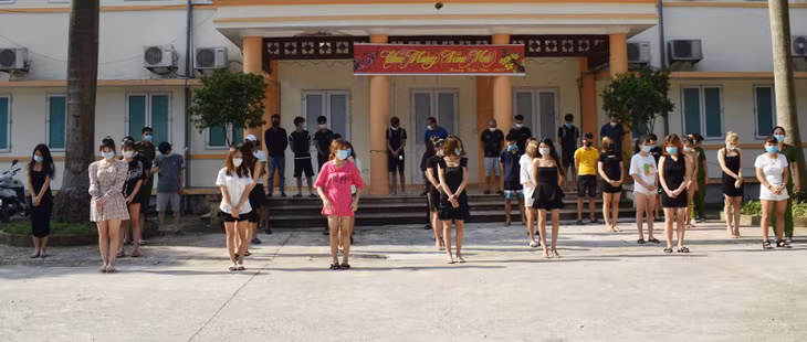 Các đối tượng tham gia hát và sử dụng ma túy tại cơ quan Công an.