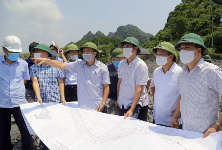 Đồng chí Chủ tịch UBND tỉnh khảo sát thực tế, nghe báo cáo của các đơn vị liên quan và chỉ đạo trực tiếp tại hiện trường.
