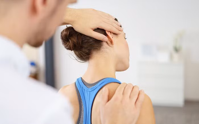 Điều trị nội khoa thoát vị đĩa đệm cột sống cổ bằng thuốc kết hợp vật lý trị liệu - Ảnh: Internet
