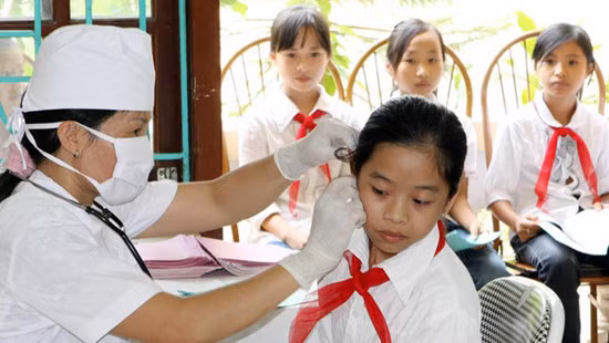 Chăm sóc sức khỏe ban đầu cho học sinh ở tỉnh Bắc Ninh. Ảnh: Chụp trước năm 2020