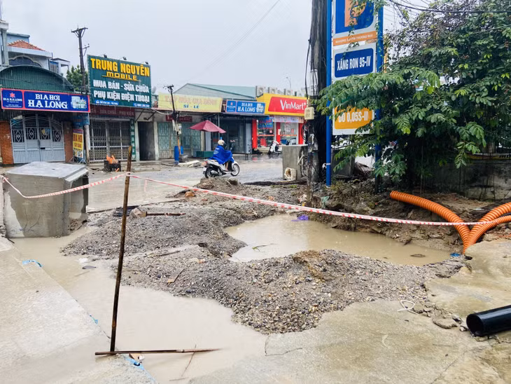 Trên tuyến đường Ba Lan xuất hiện nhiều hố nước sâu nguy hiểm, ngổn ngang vật liệu xây dựng, nhưng đơn vị thi công không có các biện pháp đảm bảo an toàn theo đúng quy định.