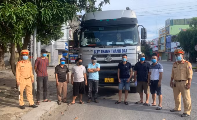 Kiểm tra chiếc xe đầu kéo, tổ công tác phát hiện 6 người trốn trong cabin hòng qua chốt kiểm sót.