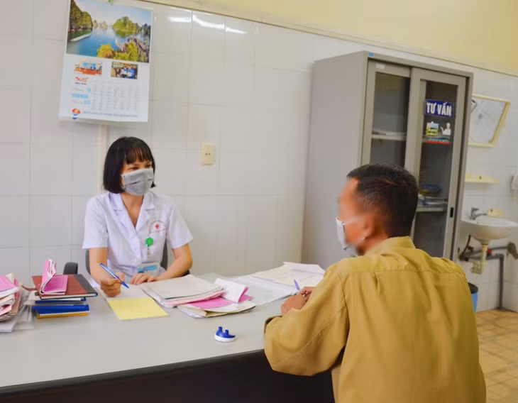 Bác sĩ tư vấn cho người nhiễm HIV sử dụng thuốc ARV tại Bệnh viện Đa khoa tỉnh thang 9/2020. Ảnh Nguyễn Hoa.