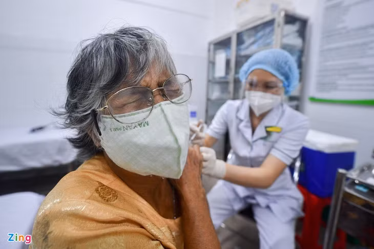 Tiêm trộn vaccine Moderna và Pfizer ảnh 2 Tiem tron vaccine Moderna va Pfizer anh 2