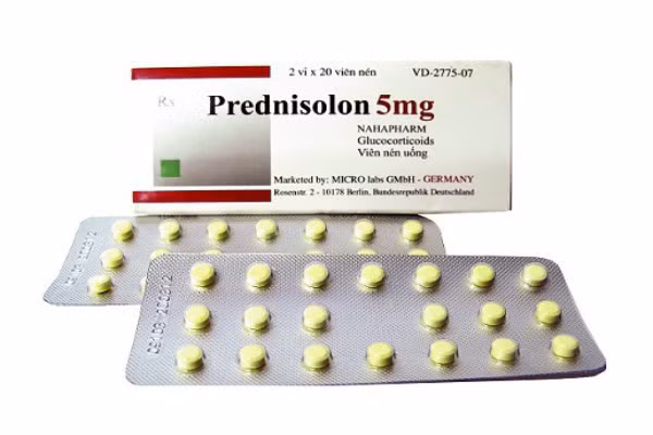 Tránh dùng các thuốc ức chế miễn dịch như prednisone và dexamethasone một tuần trước, hiện tại và sau tiêm vắc xin COVID-19 vì có thể làm giảm đáp ứng với vắc xin.
