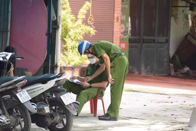 Lực lượng công an điều tra vụ việc tại hiện trường.