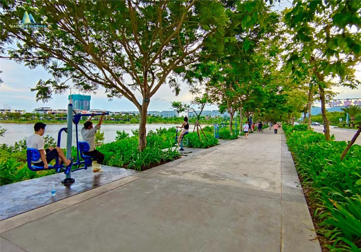 Hình ảnh mỗi chiều cư dân tập thể dục trong khu Halong Marina.