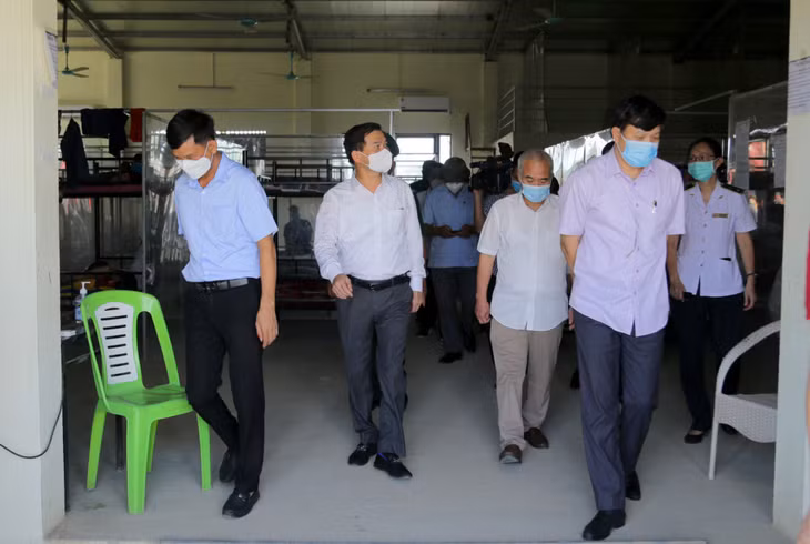 Phó Chủ tịch UBND tỉnh kiểm tra thực tế khu vùng đệm cách ly tại Công ty CP XNK quốc tế Tân Đại Dương.