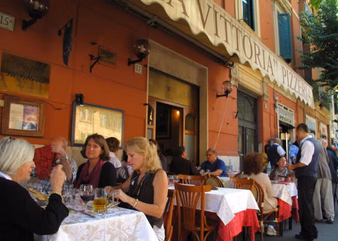 Khi đến Rome, bạn hãy gọi món sau khi được cung cấp thực đơn kèm giá tiền in trên đó để tránh bị "chặt chém". Ảnh: Flickr
