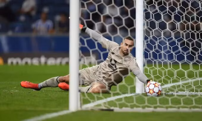 Thủ thành Porto Diogo Costa có ngày thi đấu thảm họa khi mắc sai lầm ở ba trong năm bàn thua. Ảnh: LiverpoolFC.