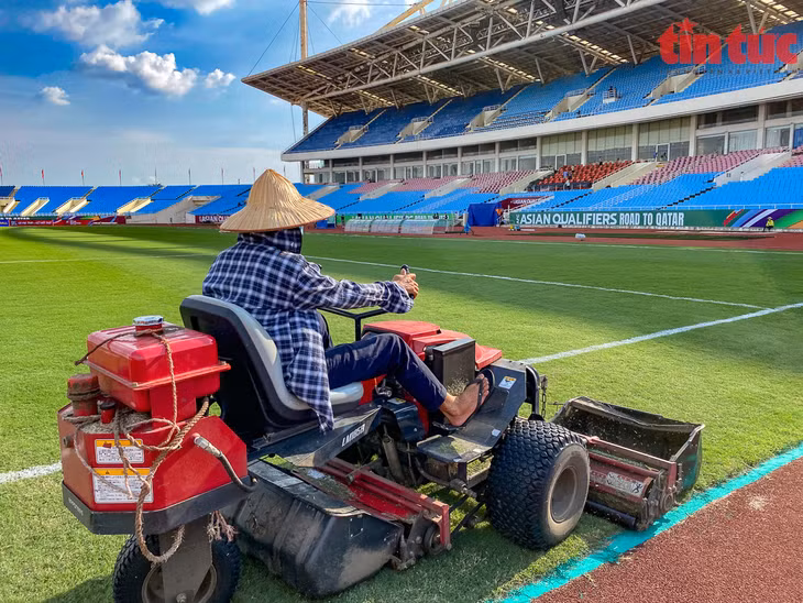 Ngành Thể thao Việt Nam có thêm 2 tháng để tiếp tục cải thiện cơ sở vật chất sân Mỹ Đình, chuẩn bị cho các trận đấu vòng loại cuối World Cup 2022 vào tháng 11 tới. Ảnh: Trung Nguyên/Báo Tin tức