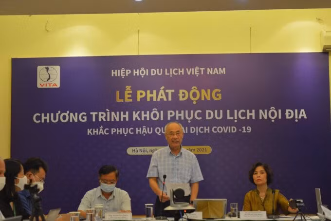 Phó Chủ tịch Hiệp hội Du lịch Việt Nam Vũ Thế Bình phát biểu khai mạc tại đầu cầu Hà Nội.