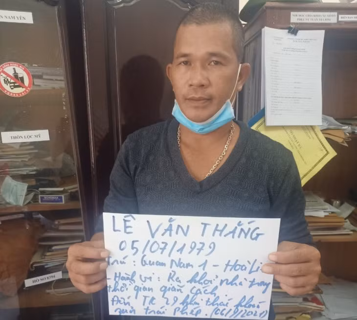 Đối tượng khai thác vàng trái phép Lê Văn Thắng tại cơ quan Công an.