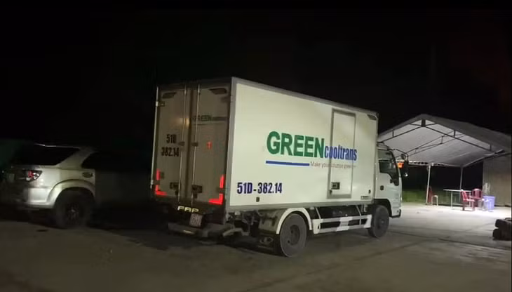 Sốc: 15 người có cả trẻ em trong thùng xe đông lạnh 'thông chốt' - ảnh 1