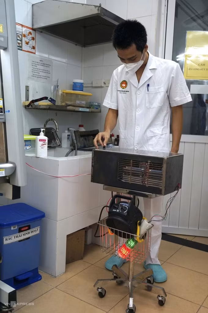 Bác sĩ Nguyễn Đức Nguyên, Bệnh viện 103 bấm nút khởi động máy sáng 30/9. Ảnh: Gia Chính