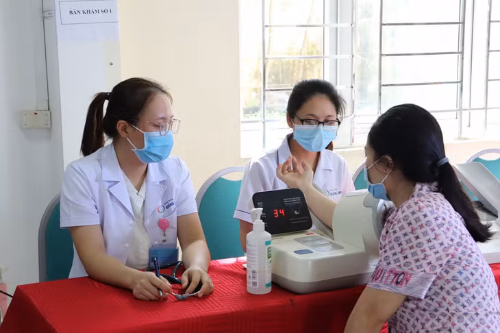 Các đối tượng tiêm được đo huyết áp, tư vấn... trước khi tiêm.