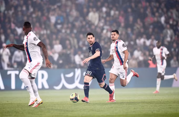 Messi có ngày ra mắt buồn trên sân nhà PSG, vô duyên với bàn thắng. Ảnh: AFP