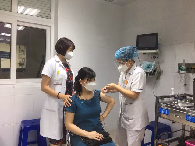 Tiêm vaccine COVID-19 cho thai phụ tại Bệnh viện Phụ sản TW.