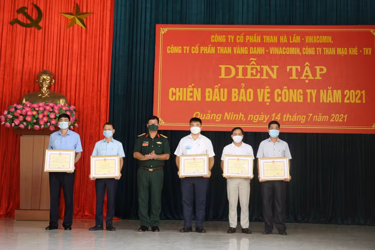 Các tập thể được UBND tỉnh tặng bằng khen vì đã hoàn thành công tác chuẩn bị và thực hành diễn tập chiến đấu bảo vệ công ty năm 2021.
